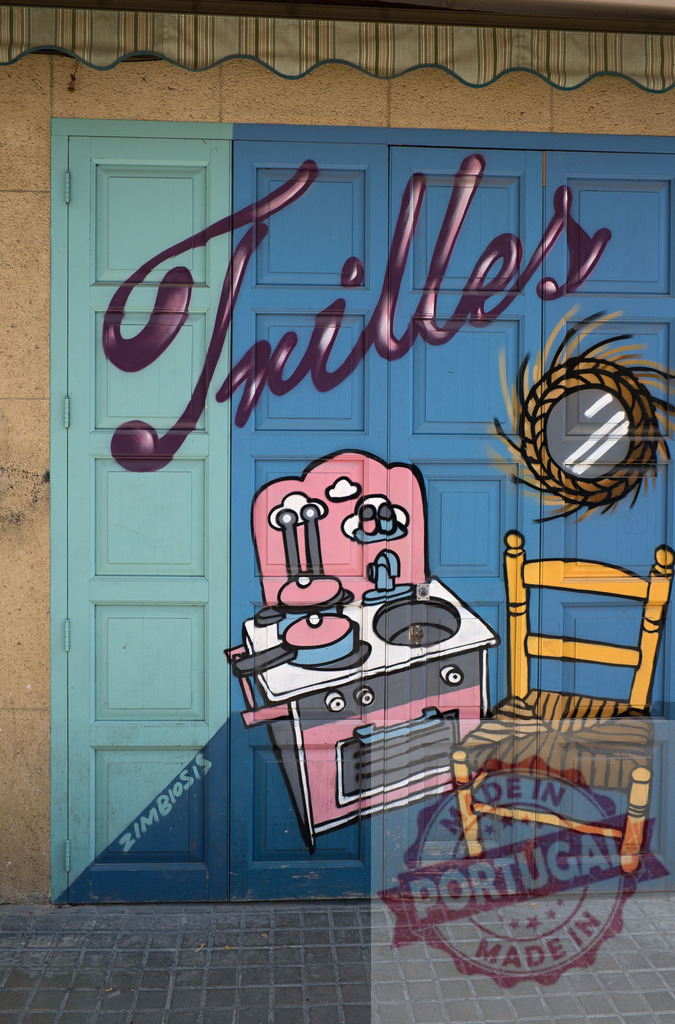 Street art mural depicting a colorful kitchen door | Colorful street art mural painted on wooden doors depicting a playful kitchen scene with stove and chair - Realisiert mit Pictrs.com