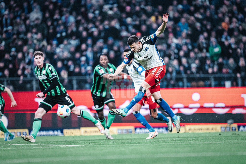 Fußball | Männer | Saison 2023/2024 | 2. Fußball-Bundesliga | 21. Spieltag | Hamburger SV vs. Hannover 96 | 09.02.2024 | Laszlo Benes (#8, HSV) schießt auf das Tor und trifft