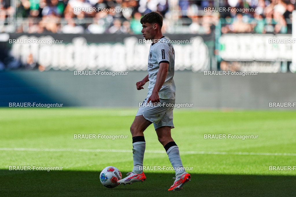 Borussia Mönchengladbach vs Hamburger SV - Bundesliga  | Mönchengladbach, Deutschland, 24.08.25:   Lucas Ullrich (Borussia Mönchengladbach) in Aktion am Ball, Einzelaktion waehrend des Spiels der Bundesliga zwischen Borussia Mönchengladbach vs Hamburger SV im Stadion im Borussia Park(Foto von Brauer-Fotoagentur / Adrian Schlueter)