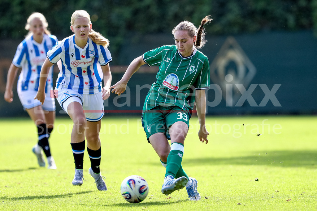 Fussball, Testspiel Frauen, SV Werder Bremen - SC Heerenveen | Maria Penner (SV Werder Bremen, 33) am Ball, Einzelbild, Ganzkörper, Aktion, Action, Spielszene