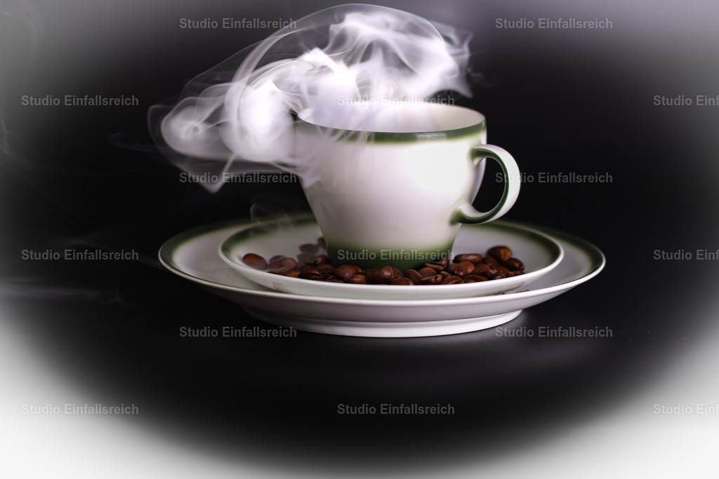 Dampfende Kaffeetasse mit Kaffeebohnen auf dunklem Hintergrund | Eine stimmungsvolle Nahaufnahme einer weiß-grünen Kaffeetasse, aus der dichter, weißer Dampf in künstlerischen Formationen aufsteigt. Die Tasse steht auf einer passenden Untertasse, die mit röstfrischen Kaffeebohnen dekoriert ist. Die dunkle Vignetten-Optik betont das Aroma und die Wärme des Heißgetränks. Ideal für Cafés, Küchen-Deko oder Food-Blogs. - Realisiert mit Pictrs.com
