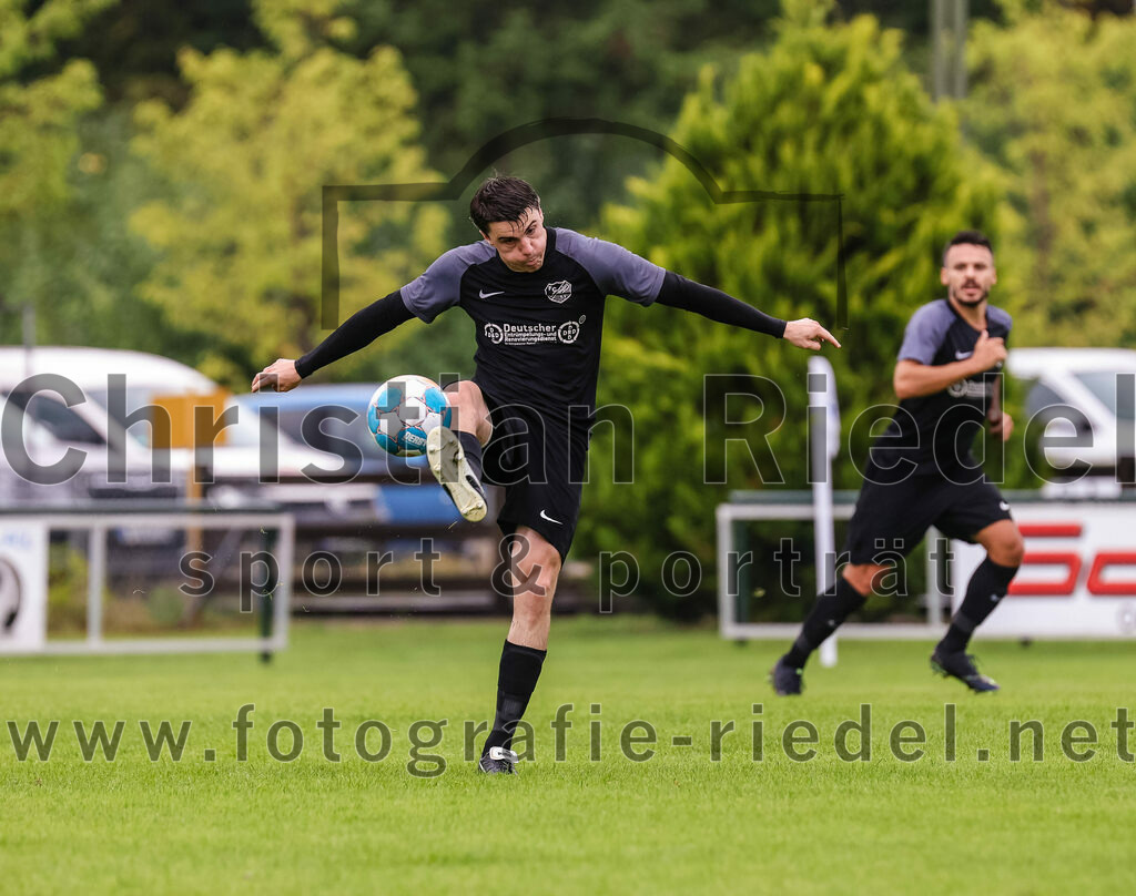2023-08-05_081_FC_Langengeisling_gegen_SVN_Muenchen | Erding, Deutschland, 05.08.2023:
Fußball, Bezirksliga Oberbayern Ost 2023 / 2024, 2. Spieltag, FC Langengeisling gegen SVN München, Endergebnis: 1:3

Paul Bucher (FC Langengeisling, #18)

Foto: Christian Riedel / fotografie-riedel.net