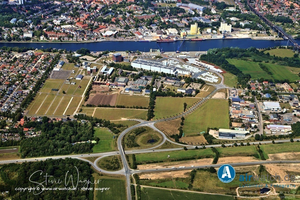 Luftbild Rendsburg - Über 11.500 Unternehmen haben sich bereits für den Kreis Rendsburg-Eckernförde entschieden | Über 11.500 Unternehmen haben sich bereits für den Kreis Rendsburg-Eckernförde entschieden, darunter solide mittelständische Betriebe, „Hidden Champions“ und Weltmarktführer. Die Stadt Rendsburg selbst rangiert im DDW-Standortranking Deutschland auf Platz 375 mit 26,56 Punkten und verfügt über 13 der deutschen Top-Unternehmen.