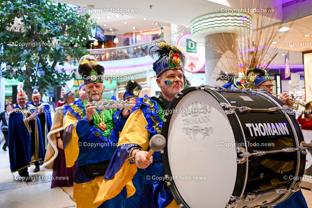 Faschingsumzug Bad Haller Carnevalclub_ 13.01.2024-7 | 13.01.2024, Linz, AUT, Lentia City, im Bild Faschingsumzug Bad Haller Carnevalclub, Fasching, Musik, Prinzenpaar