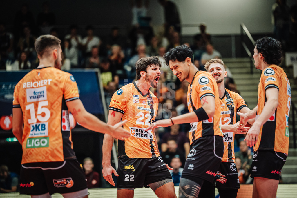 Volleyball | Herren | Saison 2025/2026 | Volleyball Ligacup | Finale | SVG Lüneburg vs. Berlin Recycling Volleys | 12.10.2024 | Berlin jubelt, v.l. Moritz Reichert (#15, BERLIN RECYCLING Volleys), Jake Hanes (#22, BERLIN RECYCLING Volleys), Nehemiah Mote (#5, BERLIN RECYCLING Volleys), Florian Krage-Brewitz (#12, BERLIN RECYCLING Volleys) und Nolan Flexen (#9, BERLIN RECYCLING Volleys)