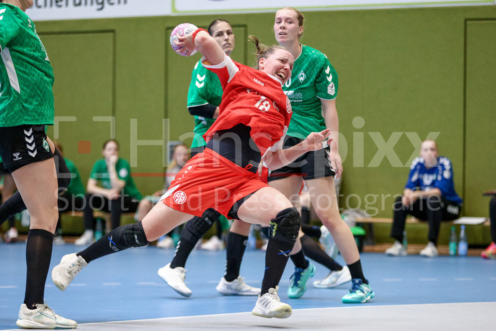 Handball, 2. Bundesliga Frauen, SV Werder Bremen - 1. FSV Mainz 05 | Lena Feiniler (1. FSV Mainz 05, 18) beim Wurf, am Ball, Spielszene, Aktion, Action