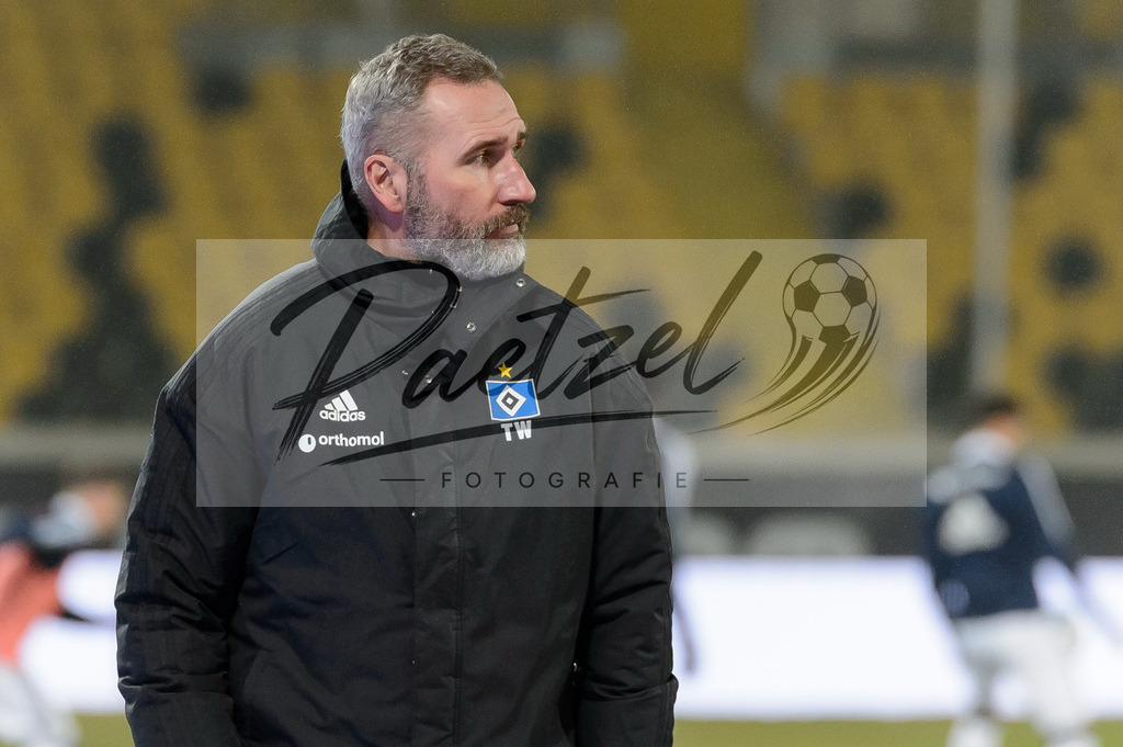 SGDHSV20220114_166 | Fussball, Herren: Trainer Tim Walter (Hamburger SV) schaut bei dem Spiel der 2. Bundesliga zwischen SG Dynamo Dresden und Hamburger SV im Rudolf-Harbig-Stadion am 14.01.2022 in Dresden, Deutschland.DFB / DFL REGULATIONS PROHIBIT ANY USE OF PHOTOGRAPHS AS IMAGE SEQUENCES AND/OR QUASI-VIDEO. - Realisiert mit Pictrs.com