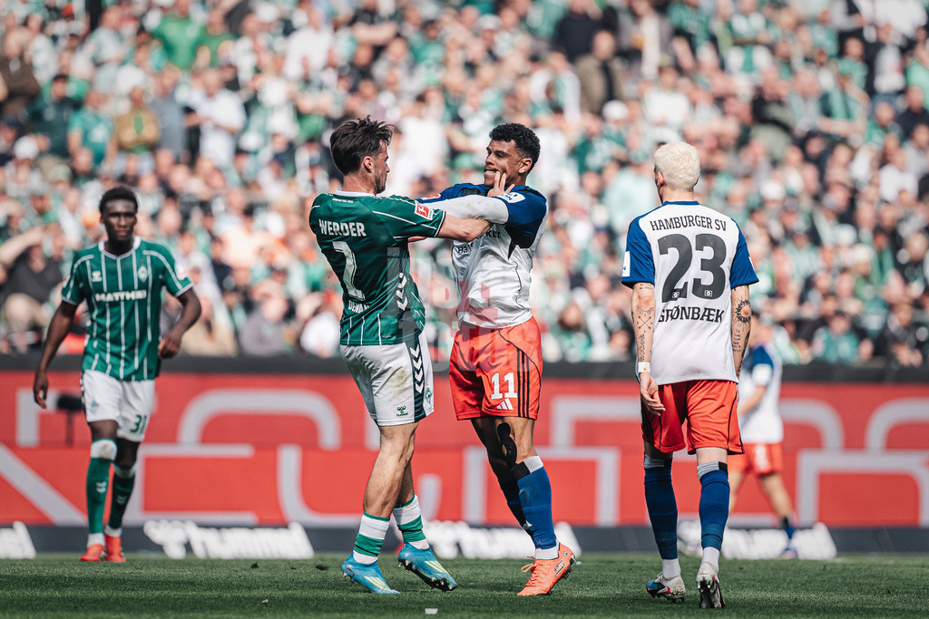 Fußball | Männer | Saison 2025/2026 | 1. Fußball-Bundesliga | 30. Spieltag | SV Werder Bremen vs. Hamburger SV | 18.04.2026 | Rangelei zwischen Olivier Deman (#02, SV Werder Bremen) links und Ransford-Yeboah Königsdörffer (#11, HSV) rechts