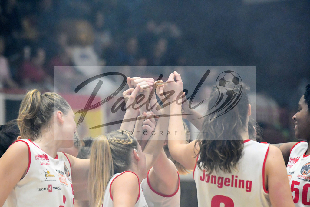 20200126_PANHAL_0020 | Basketball, Frauen: Die Mannschaft der GiroLive-Panthers Osnabrück bildete vor dem Spiel einen Kreis beim Spiel der Toyota DBBL zwischen GiroLive-Panthers Osnabrück vs. GISA LIONS SV Halle am 26.01.2020 im Panthers Dome in Osnabrück, Deutschland.(Foto von Nico Paetzel) - Realisiert mit Pictrs.com