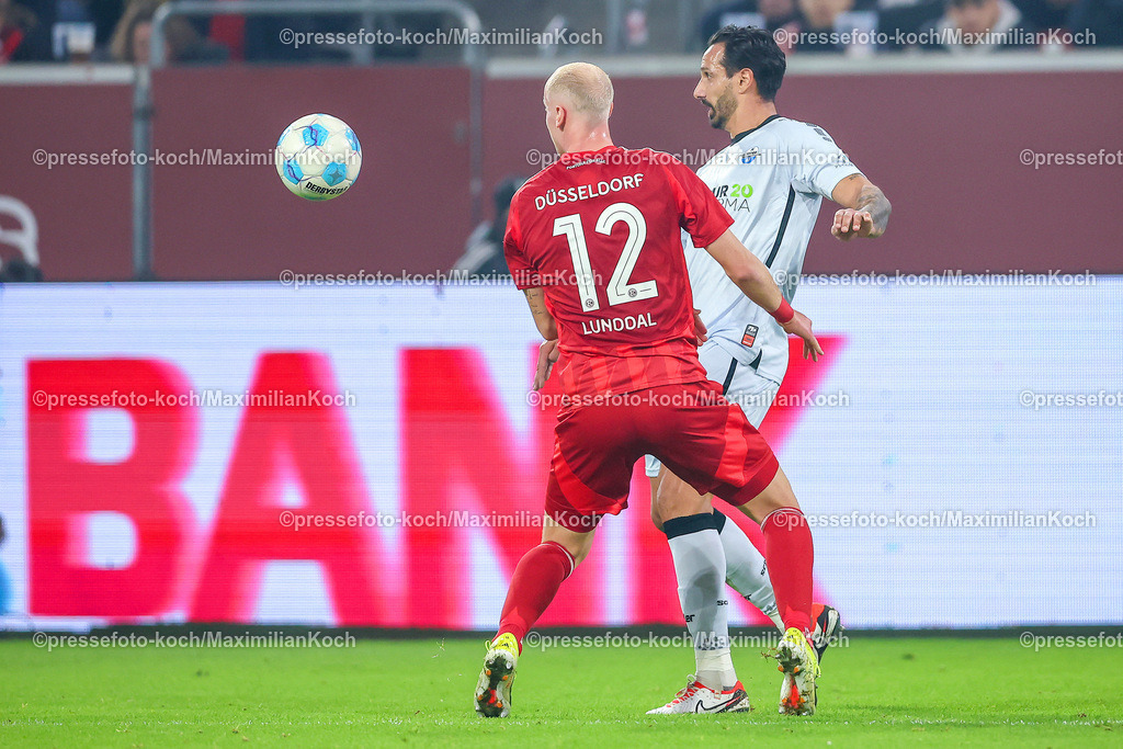 Due09112401038 | 09.11.2024, Fußball, Fortuna Düsseldorf - SC Paderborn 07, 2. Bundesliga, Merkur Spiel-Arena, Saison 2024 2025: Zweikampf  Adriano Grimaldi (Paderborn #39) gegen Valgeir Lunddal Fridriksson (Fortuna Düsseldorf #12)DFB regulations prohibit any use of photographs as image sequences and or quasi-video.