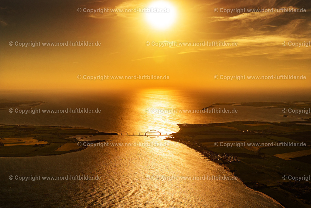 Fehmarnsundbrücke_Sonnenuntergang_ELS_2126150524 | FEHMARN 15.05.2024 Konstruktion der Seebrücke " Fehmarnsundbrücke " über der Wasseroberfläche des Fehmarnsund der Ostsee an der Straße E47 im Sonnenuntergang in Fehmarn auf der Insel Fehmarn im Bundesland Schleswig-Holstein, Deutschland. Weiterführende Informationen bei: Tourismus-Service Fehmarn. // Construction of the pier "Fehmarnsundbruecke" over the water surface of the Fehmarnsund of the Baltic Sea on the E47 road in Fehmarn on the island of Fehmarn in the federal state of Schleswig-Holstein, Germany. Further information at: Tourismus-Service Fehmarn. Foto: Martin Elsen