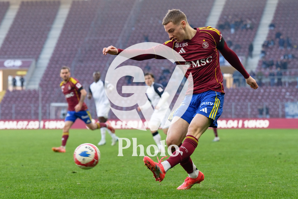 Brack Super League - Servette FC v FC Zurich | Thomas Lopes (36 Servette FC) shoots the ball (action)  during the Brack Super League match between Servette FC and FC Zurich at Stade de Geneve in Geneva, Switzerland