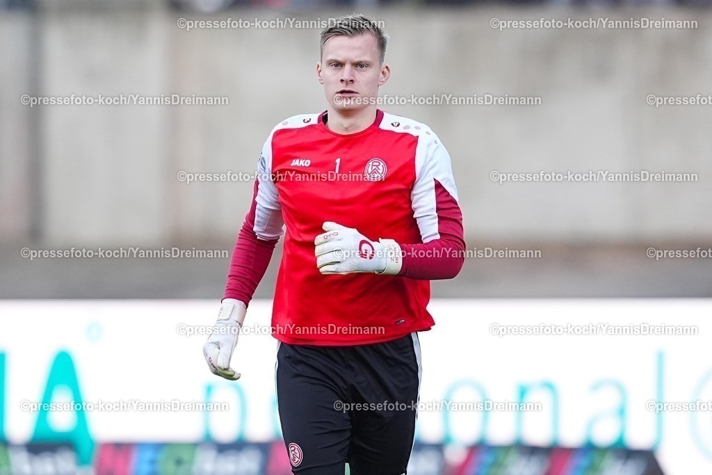 xYDRx02112502036 | 02.11.2025, xydrx, Fußball, 3.Liga, Rot-Weiss Essen - 1.FC Schweinfurt 05, Saison 2025 2026, Stadion an der Hafenstraße:  Jakob Golz (Rot-Weiss Essen #1)  DFB regulations prohibit any use of photographs as image sequences and or quasi-video.