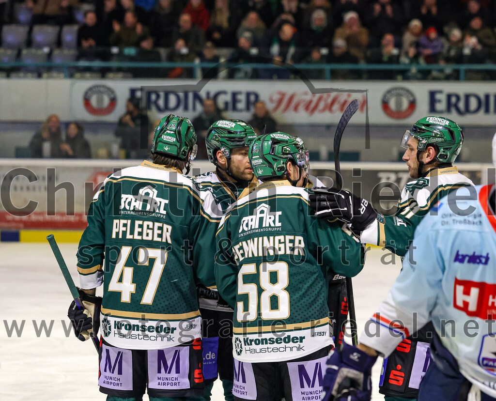 2025-12-23_126_TSV_Erding_gegen_Heilbronner_Falken | Erding, Deutschland, 23.12.2025:Eishockey, Oberliga Süd 2025 / 2026, 29. Spieltag, TSV Erding gegen Heilbronner Falken, Endergebnis: 5:4Marco Pfleger (Erding Gladiators, #47), Markus Eberhardt (Erding Gladiators, #94), Paul Pfenninger (Erding Gladiators, #58), Maximilian Forster (Erding Gladiators, #81)Foto: Christian Riedel / fotografie-riedel.net
