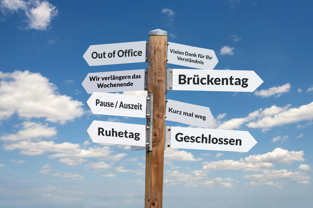 Brückentag geschlossen | (Fotomontage) Freigestellter Wegweiser vor blauem Himmel zeigt in verschiedene Richtungen mit Begriffen zum Thema BRÜCKENTAG - Realisiert mit Pictrs.com