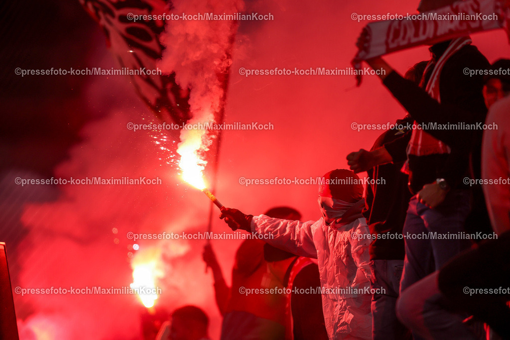 1FC04122401057 | 04.12.2024, Fußball, 1. FC Köln - Hertha BSC, Achtelfinale DFB-Pokal, RheinEnergieSTADION, Saison 2024 2025: Feature Symbolbild Symbolfoto Kölsche Ultras zünden Pyrotechnik DFB regulations prohibit any use of photographs as image sequences and or quasi-video.