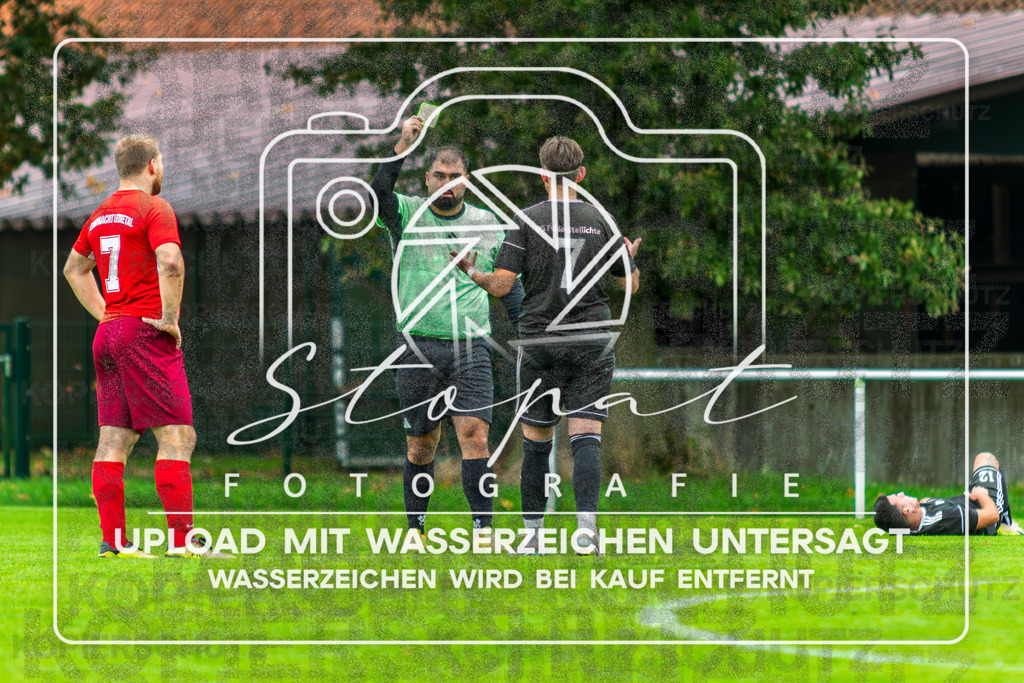 FSFSLEN-1028 | Meikel Ibrahim (Schiedsrichter) und Til-Lukas Hasse (FG Fulde-Stellichte 2 #07) beim Herren 3. Kreisklasse HK Spiel zwischen FG Fulde-Stellichte 2 und Eintracht Leinetal 4 im Fulder Zentralstadion, Fulde (Simon Paul Stopat) - Realisiert mit Pictrs.com