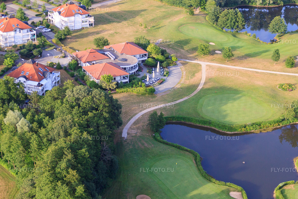 Vue aérienne: Restaurant du Golf Le Panorama au Golf Club de Baden-Baden Soufflenheim à Soufflenheim dans le département Bas Rhin, France – .Photo: IMG_30530.jpg prise le 09/07/2010 par Werner Riehm/FLY-FOTO.eu – Résolution de l'original: 4752 x 3168 px – Restaurant du Golf Le Panorama Soufflenheim