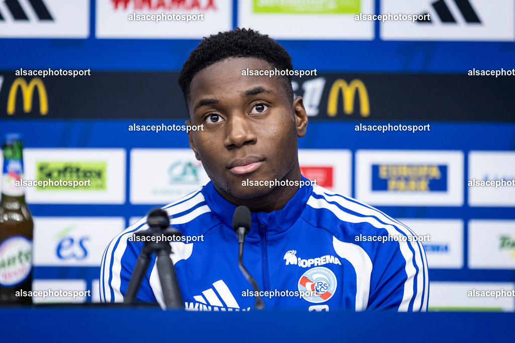 _B7A5190 | Dario Essugo, midfielder of Racing Club de Strasbourg Alsace, speaks during a press conference at Stade de la Meinau in Strasbourg, France, on October 23, 2026, ahead of the Ligue 1 match against Stade Rennais FC. - Realisiert mit Pictrs.com