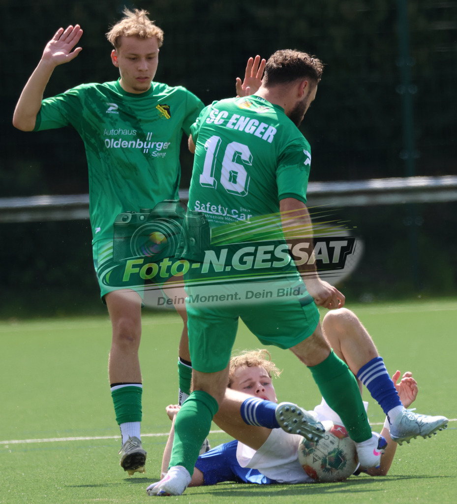 SC Enger - TuS Bruchmühlen | Auf dem Bild zu sehen: grün SC Enger v.l.: Alexander Geiger, Alexander Tiefenbach ; blau TuS Bruchmühlen: Ben Joris MeyerSC Enger, TuS Bruchmühlen, Saison 25/26, Kreisliga A, Enger, Deutschland - Realisiert mit Pictrs.com