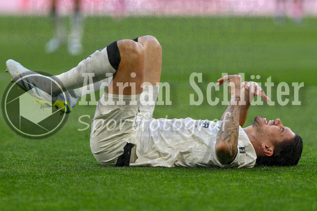 19.04.2026, GER, Fussball, Herren, 1. BL, Saison 2025/2026, Borussia Mönchengladbach - 1. FSV Mainz 05 | Kevin Diks (Borussia Mönchengladbach) hat Schmerzen