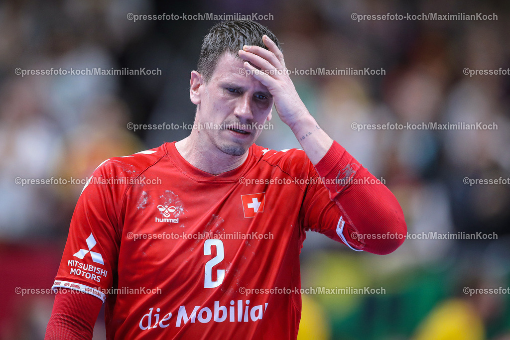 EHFEURO16012401108 | 16.01.2024, EHF EURO 2024, Männer Europameisterschaft Handball, Mercedes-Benz-Arena in Berlin, Schweiz - Nordmazedonien: Andy Schmid (Schweiz) wird nach seinem letzten Länderspiel emotional verabschiedet Verabschiedung
