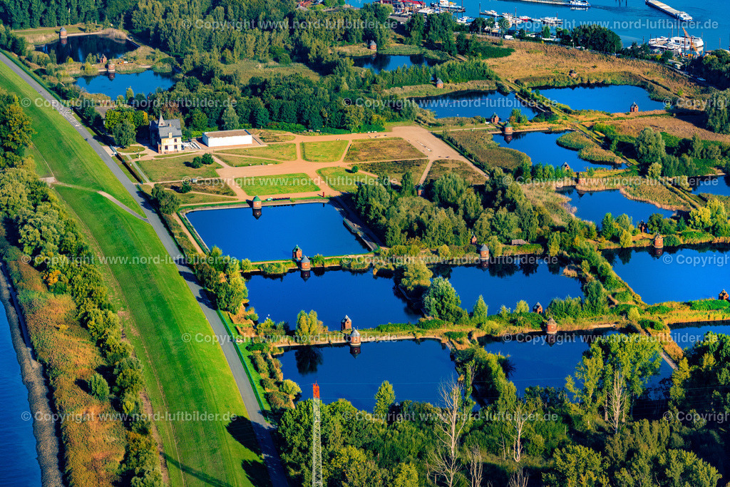 Hamburg_Kaltehofe_Elbinsel_ELS_1838220922 | HAMBURG 22.09.2022 Industrie- Denkmal der stillgelegten technischen Anlagen und Produktionshallen des Geländes der "Wasserkunst Elbinsel Kaltehofe" an derk Billwerder Bucht an der Straße Kaltehofe-Hauptdeich in Hamburg, Deutschland. Weiterführende Informationen bei: HPA Hamburg Port Authority,  Stiftung Wasserkunst Elbinsel Kaltehofe. // Industrial monument of the technical plants and production halls of the premises of "Wasserkunst Elbinsel Kaltehofe" at the barrage Billwerder Bucht on street Kaltehofe-Hauptdeich in Hamburg, Germany. Further information at: HPA Hamburg Port Authority,  Stiftung Wasserkunst Elbinsel Kaltehofe. Foto: Martin Elsen