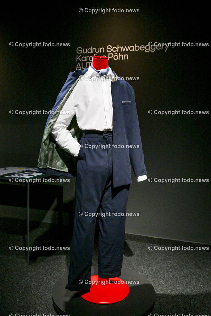 Schloss Linz_ Praesentation Oberoesterreicher Anzug_ 03.10.2023_-9 | 03.10.2023, Schlossmuseum Linz, AUT,  Praesentation Oberoesterreicher Anzug, im Bild Gudrun Schwabegger und Karoline Peohn