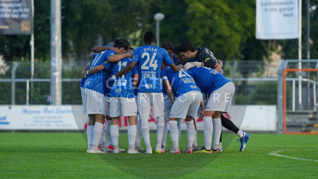 Fußball, Herren, Saison 2025/2026, Regionalliga Nordost, 6. Spieltag, FSV 63 Luckenwalde vs. VSG Altglienicke, Freitag 28.08.2025, Werner-Seelenbinder-Stadion Luckenwalde | Fußball, Herren, Saison 2025/2026, Regionalliga Nordost, 6. Spieltag, FSV 63 Luckenwalde vs. VSG Altglienicke, Freitag 28.08.2025, Werner-Seelenbinder-Stadion Luckenwalde, Im Bild: Der Mannschaftskreis der VSG Altglienicke. - Realisiert mit Pictrs.com
