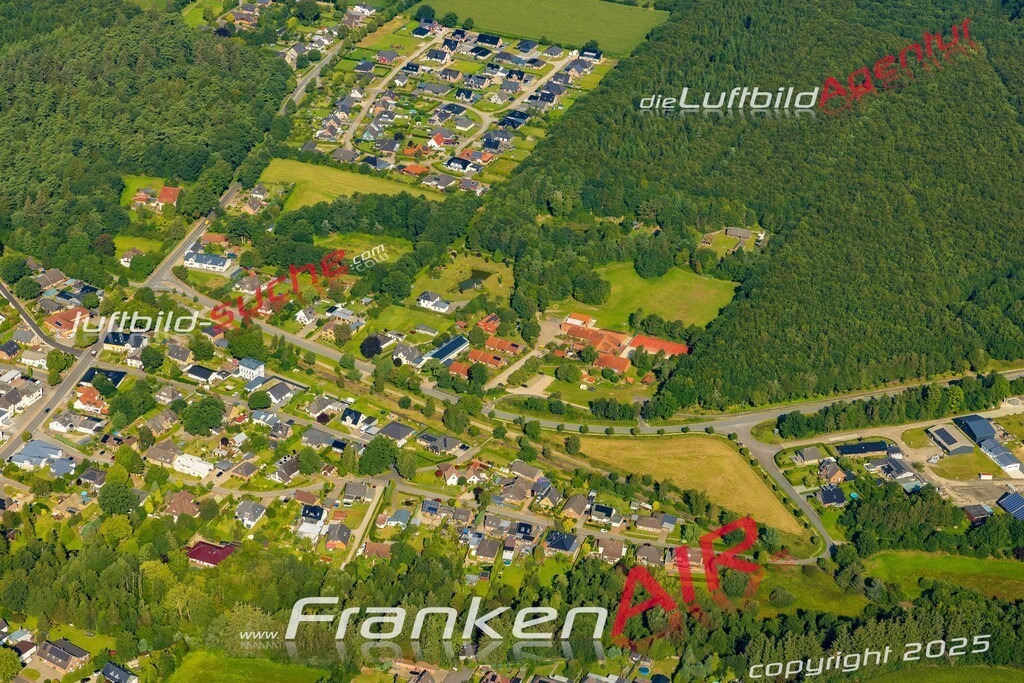 Luftbild Wallsbüll - Die Luftaufnahme wurde 2025 vom UL-Flugzeug heraus erstellt ( keine Drohne ) - Hochauflösende Luftaufnahme - für professionelle Ausdrucke geeignet. Die Geschenkidee !Hier alle&nbsp;Infos zur Lizenzierung der LuftaufnahmeWir fliegen auch dieses Jahr wieder in Ihre Region um Luftbilder zu erstellen.- Luftbild anfragen