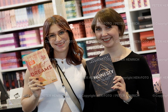 76. Frankfurter Buchmesse Impressionen | 18.10.2024 Heute ab 14 Uhr für alle geöffnet 76. Buchmesse Frankfurt Halle 1.2 New Adults hier beim Signieren Josi WISMAR (Buch Wildest Dreams) und Franzi KOPKA (Buch HONESTY)(Foto: Peter Henrich) - Realisiert mit Pictrs.com