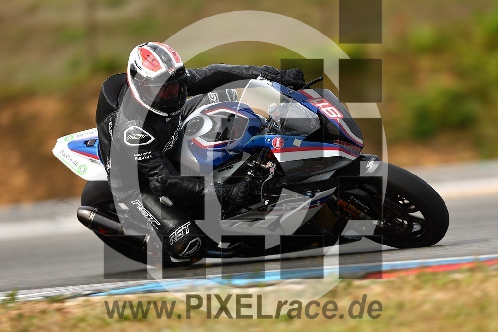 0911-20250829_03540 | Schöne Erinnerungen an spannende Momente - das festzuhalten ist unser Job. PIXELrace.de ist seit 2003 auf den Rennstrecken Europas unterwegs um die Action draußen beim Fahren und die wunderbare Stimmung imm Fahrerlager für euch einzufangen.