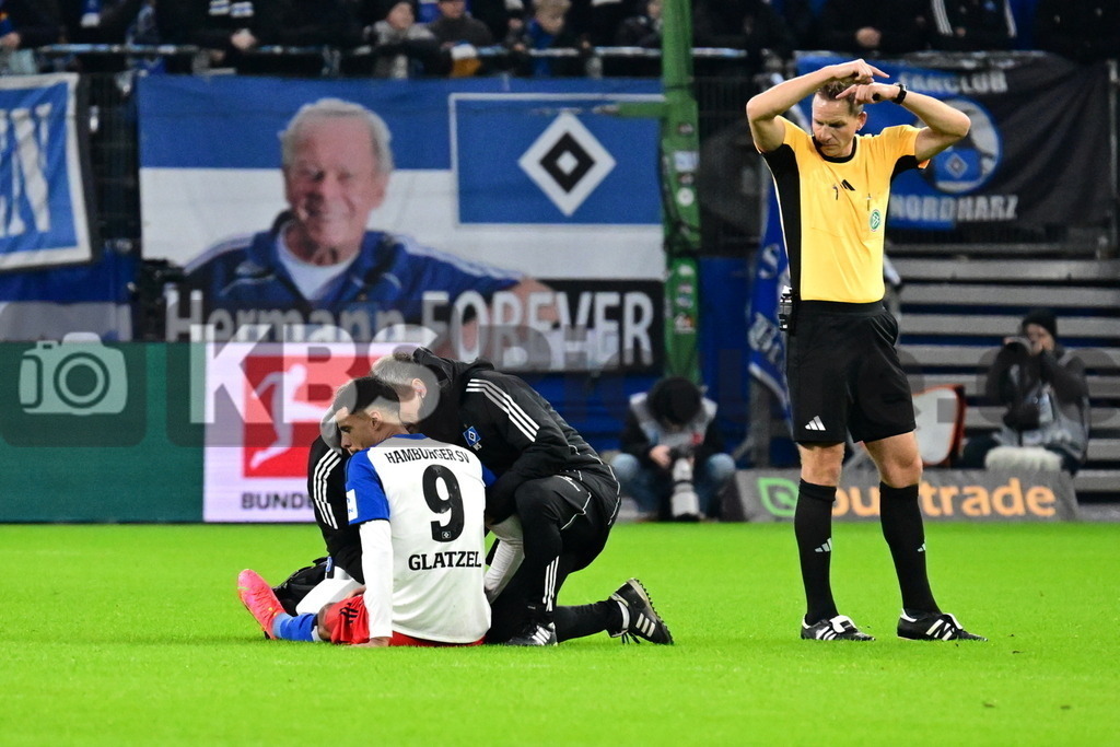KBS Picture_HSV-Stuttgart_042 | v.l. Glatzel Robert (HSV) , Dr. Schillings Wolfgang Teamarzt (HSV) , Storks Soeren Schiedsrichter der anzeigt das gewechselt werden muss ,Sportplatz :  Volksparkstadion, - Realisiert mit Pictrs.com