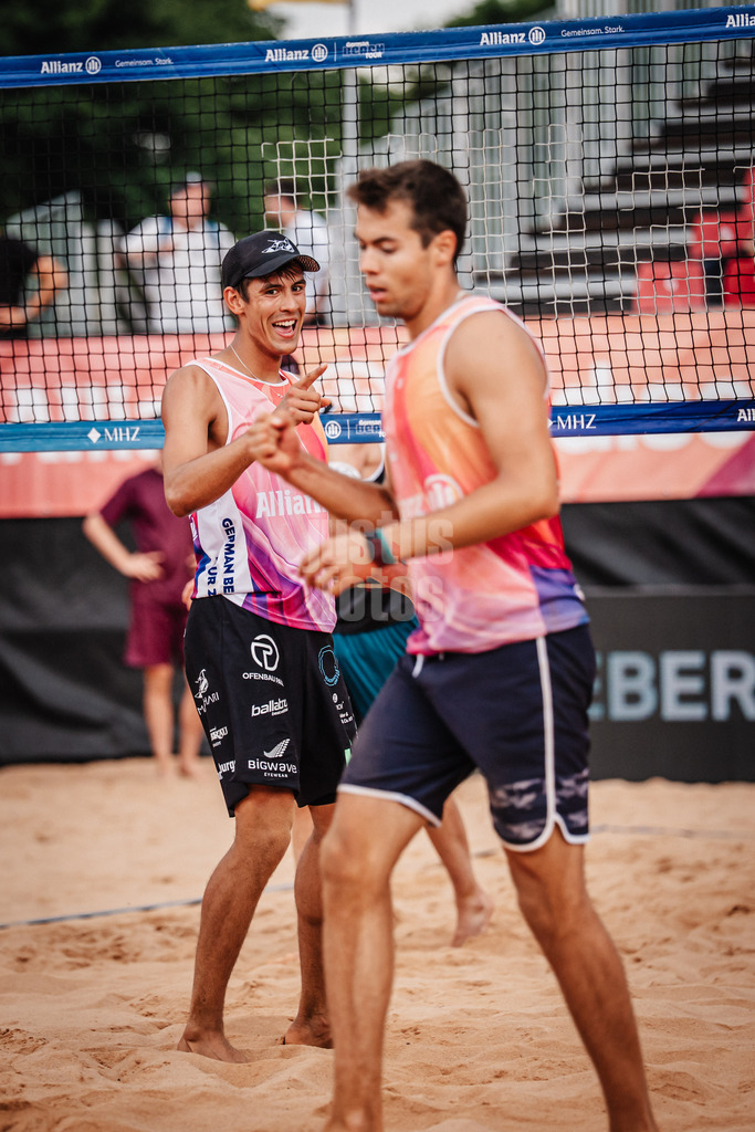 Beachvolleyball | München | Allianz German Beach Tour 2025 | Tourstop München | 03.07.2025 | v.l. Valentin Schneckenburger und Yannick Bibelriether jubeln