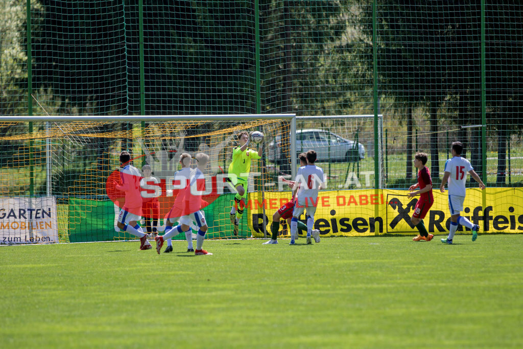 Portugal  U15 -Czech Republic U15 | STEPAN BERAN (Czech Republic #2) ONDREJ PENXA (Czech Republic #14) TOBIAS KELLER (Czech Republic #1) MAREK NASKOS (Czech Republic #6) RUI SILVA (Portugal #3) AFONSO PATRÃO (Portugal #18) ; Portugal  U15 -Czech Republic U15 am 29.04.2022 in Arnoldstein
(Sportplatz), AUSTRIA, (Photo by Ernst Krawagner sport-fan.at) - Realisiert mit Pictrs.com
