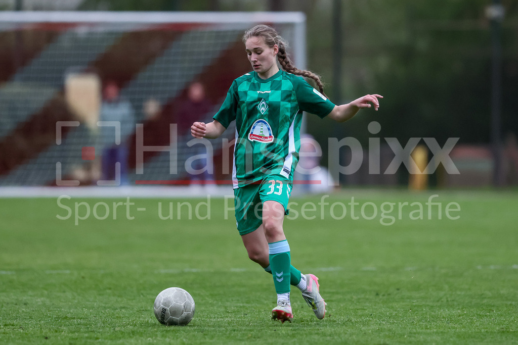 Fussball, Testspiel Frauen, ATS Buntentor - SV Werder Bremen | v.li.: Maria Penner (SV Werder Bremen, 33) am Ball, Freisteller, Einzelbild, Ganzkörper, Aktion, Action, Spielszene