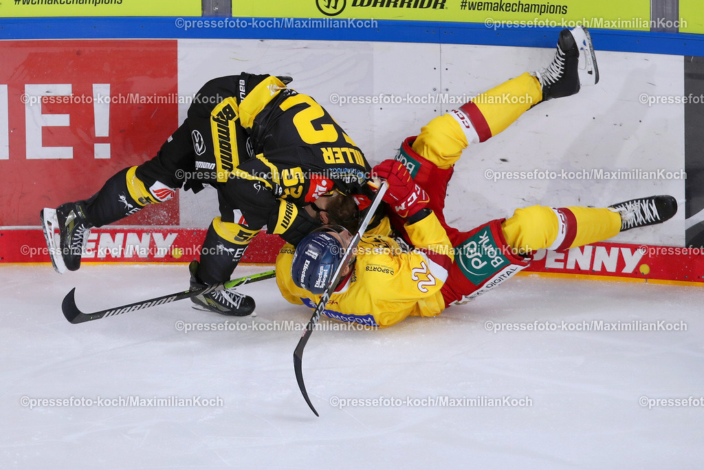 Kre18082301009 | 18.08.2023, Krefeld, Eishockey, Seidenstadt Cup, Tag1 Eröffnungsspiel, Yayla Arena, Krefelder Pinguine - Düsseldorfer EG:  Dennis Miller (Krefelder Pinguine) bringt Oliver Mebus (Düsseldorfer EG) spektakulär Kopfüber zu Fall