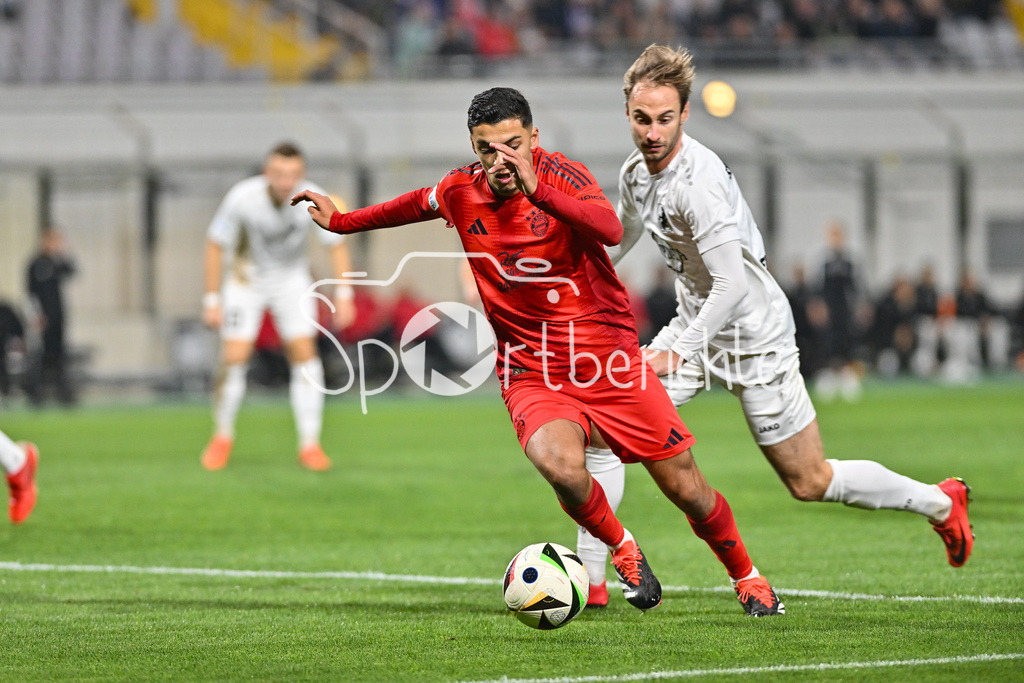 FC Bayern Amateure - TSV Schwaben Augsburg | im Duell Davide Dell´ERBA (FC Bayern München II #3) und Nicola Della SCHIAVA (TSV #3) / Zweikampf / Regionalliga Bayern: FC Bayern Muenchen II - TSV Schwaben Augsburg, Gruenwalder Stadion am am 25.10.2024