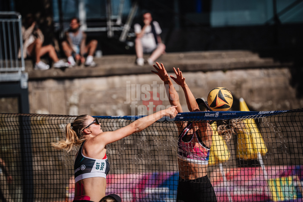 Beachvolleyball | Frauen | Allianz German Beach Tour 2025 | Tourstop Düsseldorf | 15.05.2025 | v.l. Anna-Chiara Reformat beim Angriff gegen Louisa Marunde