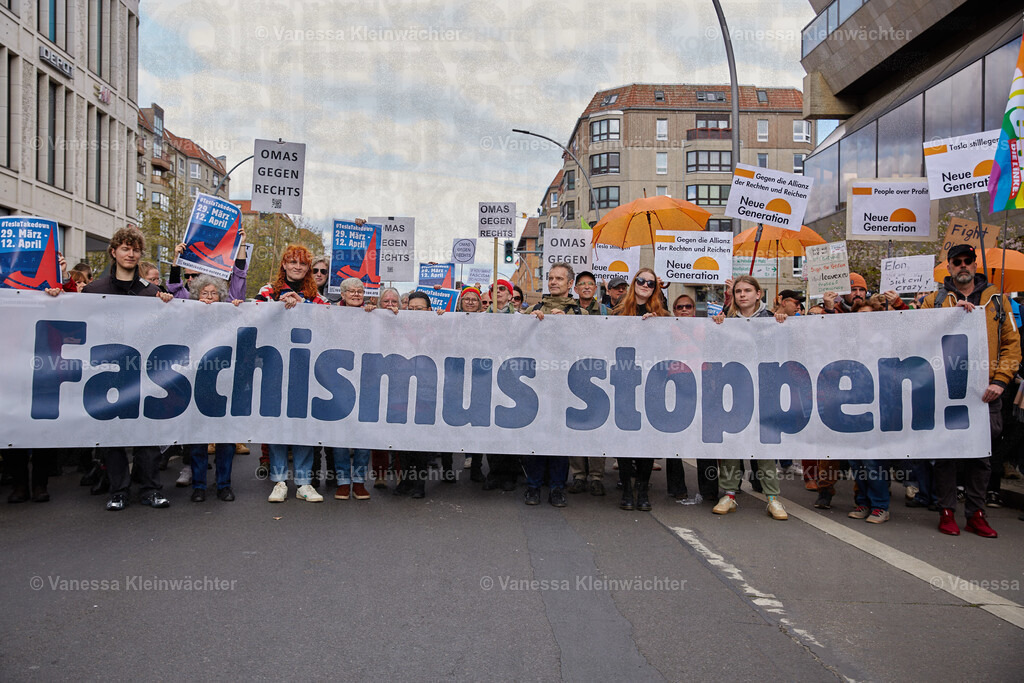 250405_TeslaTakedown_20 | "Tesla Takedown" rally against Musk and facism in front of the Tesla Store in Berlin, Germany. Germany also has a Tesla factory ~30km from Berlin. - Realisiert mit Pictrs.com