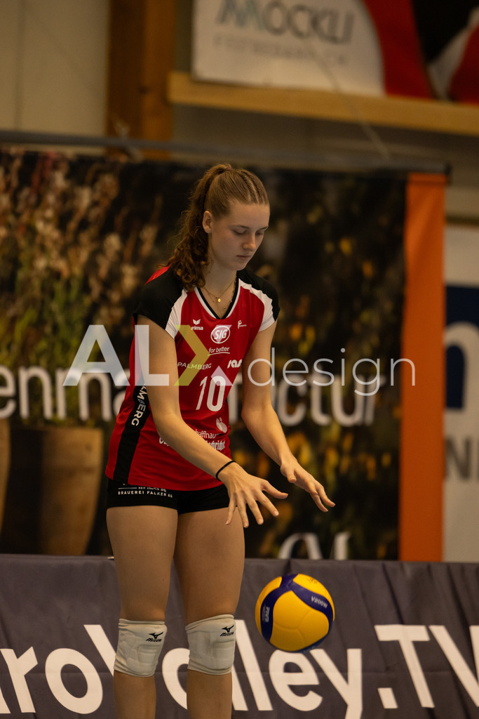 Volleyball I Frauen I Saison 2025-2026 I CEV Volleyball Challenge Cup 2026 | Women I 16th Finals I VC Kanti Schaffhausen - TJ Ostrava I 03.12.2025 | VC Kanti Schaffhausen - 10 Maelle Corbach (CH) – Diagonal - Realisiert mit Pictrs.com