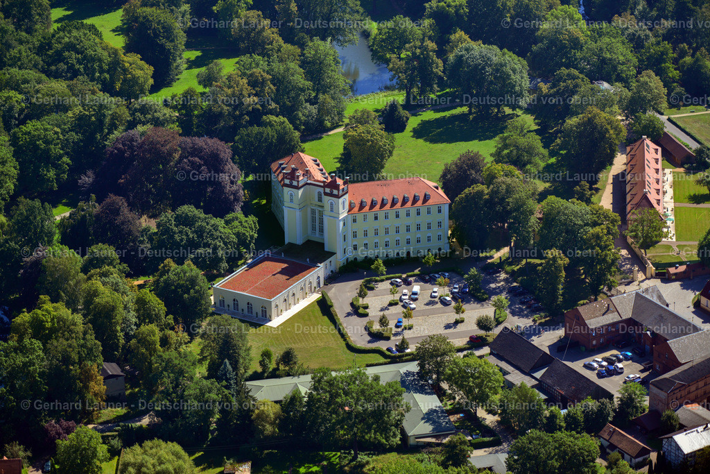 3637333 | LüBBENAU/SPREEWALD 25.08.2016 Gebäudekomplex  Schloß-Hotel Lübbenau/Spreewald im Bundesland Brandenburg. Das Schloss Lübbenau (1817–1839) ist ein klassizistisches Bauwerk in Lübbenau/Spreewald im Spreewald. Es wird heute als Hotel genutzt. Das Schloss gehört zu den Baudenkmalen in Lübbenau. // Building complex in the park of the castle Luebbenau/Spreewald in the state Brandenburg. Foto: Gerhard Launer
