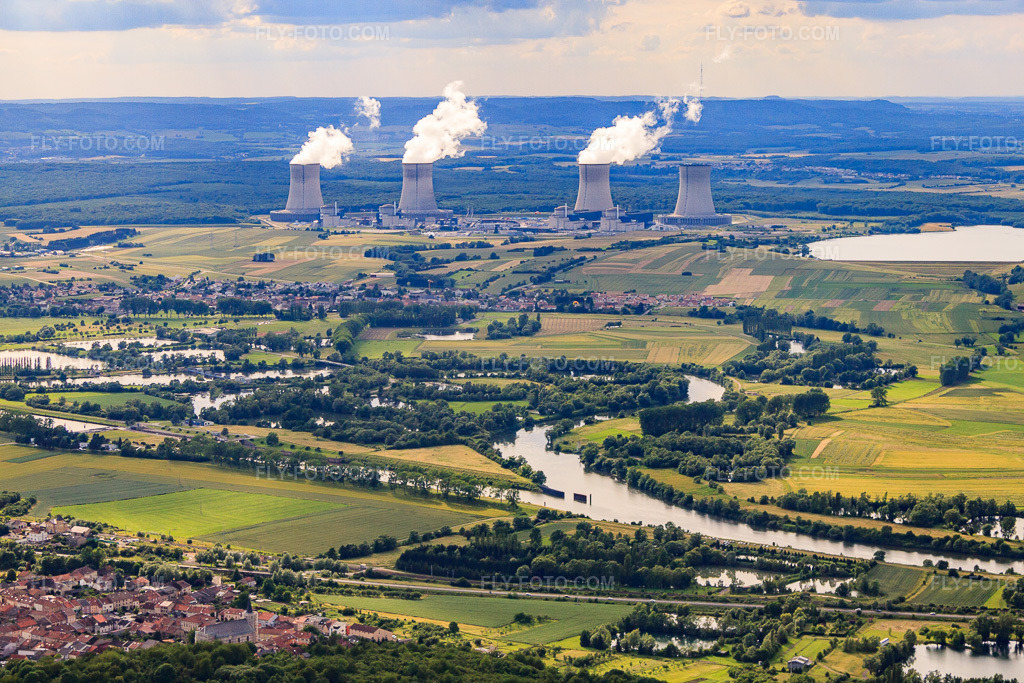Aerial view: Lake landscape on the Moselle in front of the backdrop of the cooling towers of the CNPE nuclear power plant - Center Nucléaire de Production d'Electricite de Cattenom in Kœnigsmacker in the state Moselle, France. – Photo: IMG_050601.jpg taken on 06/23/2012 by Werner Riehm/FLY-FOTO.com – Resolution of the original: 4752 x 3168 px