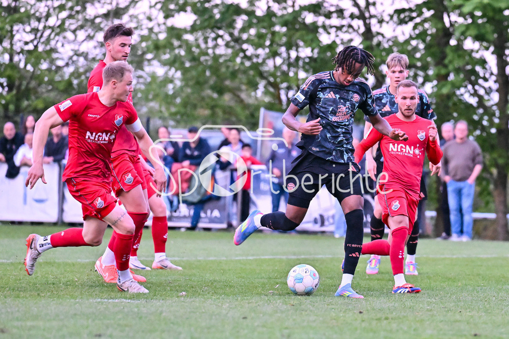 TSV Aubstadt - FC Bayern Amateure | in dieser Szene trifft Jonah Daniel KUSI-ASARE (FC Bayern München II #9) in der Nachspielzeit zum 2-1 / Regionalliga Bayern: TSV Aubstadt - FC Bayern Muenchen II, NGN-Arena am 23.04.2025