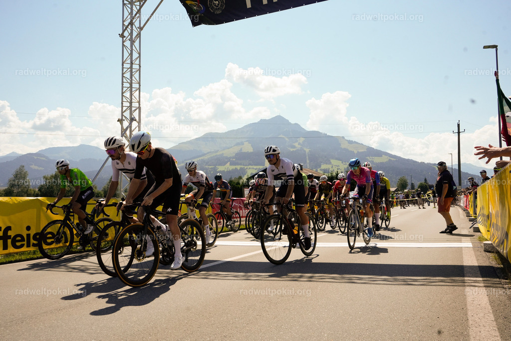 129_20230817_Bewerb_Maenner_Muehlanger | AUT - OESTERREICH, 2023-08-16: SPORT RENNRAD-FAHREN - 55. INTERNATIONALER RADWELTPOKAL IN ST. JOHANN IN TIROL  - Vintage-Radrennen mit WM-Bronze-Medaillen-Siegerin Christina Schweinberger, den Teilnehmer und Alexander Baumann (vom Orginastions-Team) - TAG 2 BEWERB MAENNER IN SECHS GRUPPEN  ; Foto: Roland Muehlanger