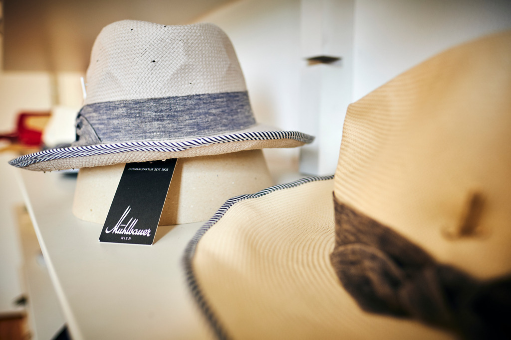 Mühlbauer Hutmanufaktur | WIen, Austria - March 04, 2020; Mühlbauer Hutmanufaktur; Strohhut mit Logo auf dem Regal. - Realisiert mit Pictrs.com