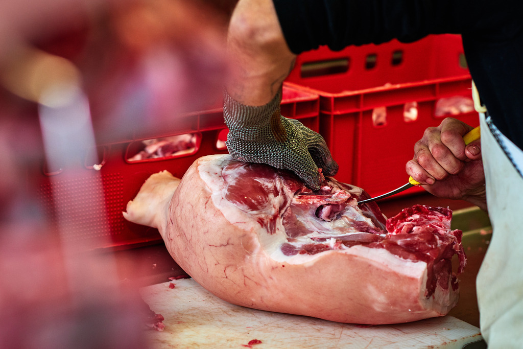 Fleischerei Dormayer | Langenzersdorf, Austria - February 12, 2019: Fleischerei Dormayer; Ausbeinen eines Fleischstückes. - Realisiert mit Pictrs.com