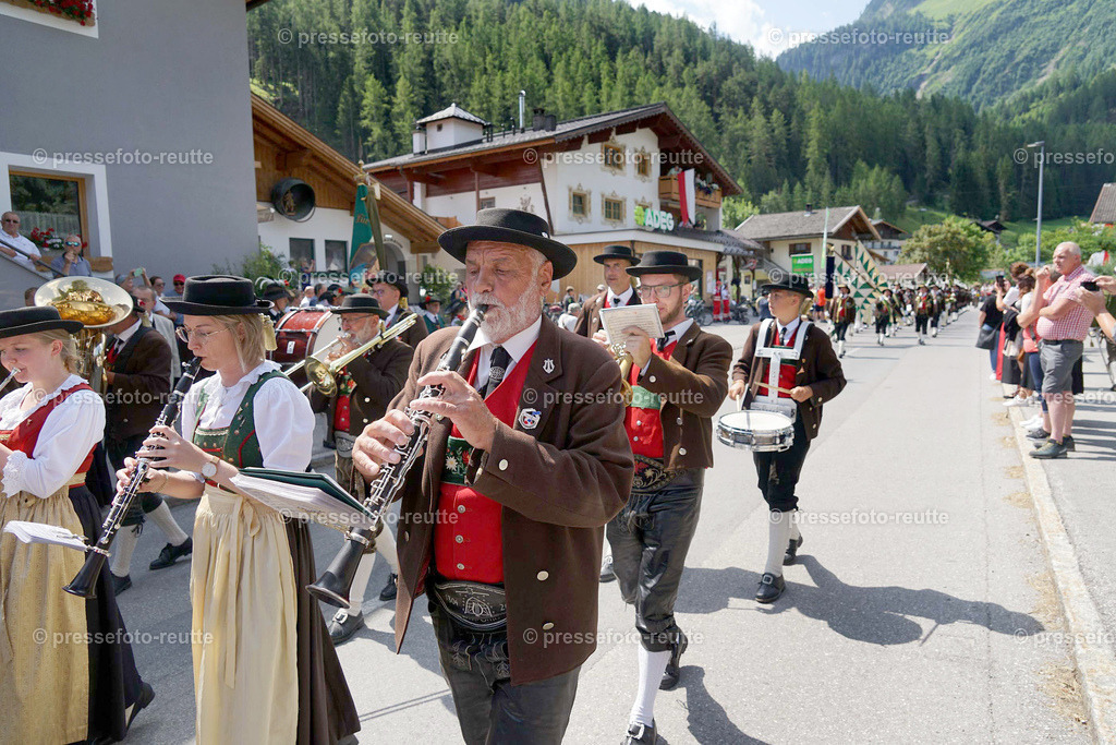 e01--news-2023-Juli23-Regimentsschuetzenfest3-Steeg-UMZUG_DORF-DSC07276 | Info aus dem Bezirk Reutte/Ausserfern Tirol sowie eine umfangreiche Bilddatenbank über die gesamte Region: Lechtal, Talkessel Reutte, Tannheimertal, Zwischentoren. Lech, Plansee, Zugspitze, Grenztunnel, B179, Fernpassstraße, Verkehr, Lawinen, Tradition, - Realisiert mit Pictrs.com