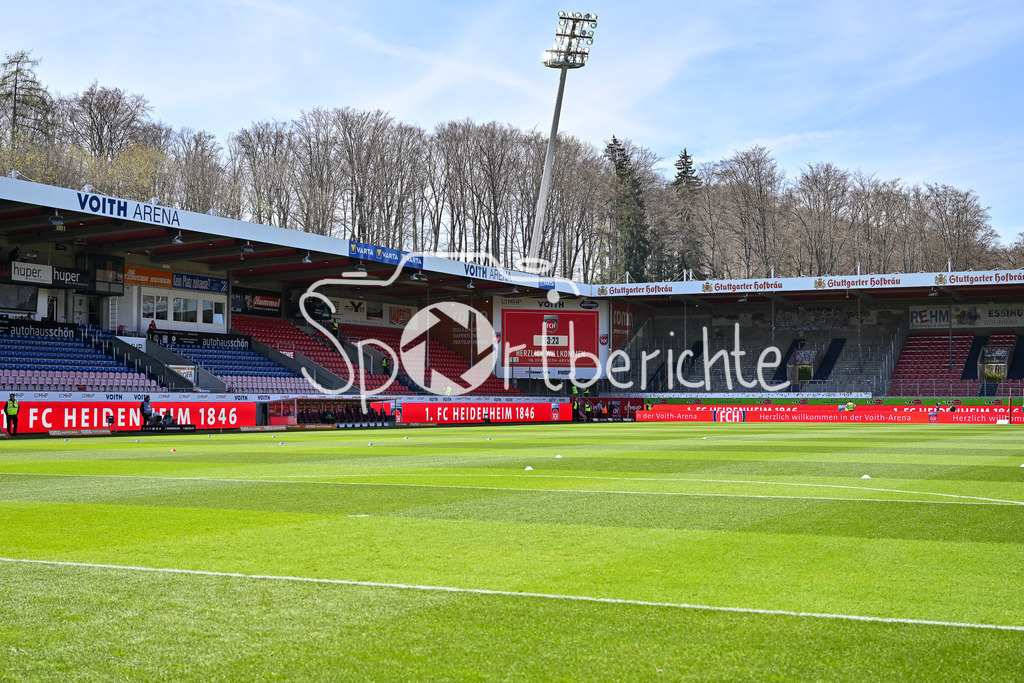1. FC Heidenheim - FC Bayern München | Die Voith Arena vor dem Anpfiff der Bundesliga Partie zwischen dem 1. FC Heidenheim und dem FC Bayern Muenchen / Flutlicht / Anzeigetafel / Symbolbild / Bundesliga: 1. FC Heidenheim - FC Bayern Muenchen, Voith Arena am 19.04.2025