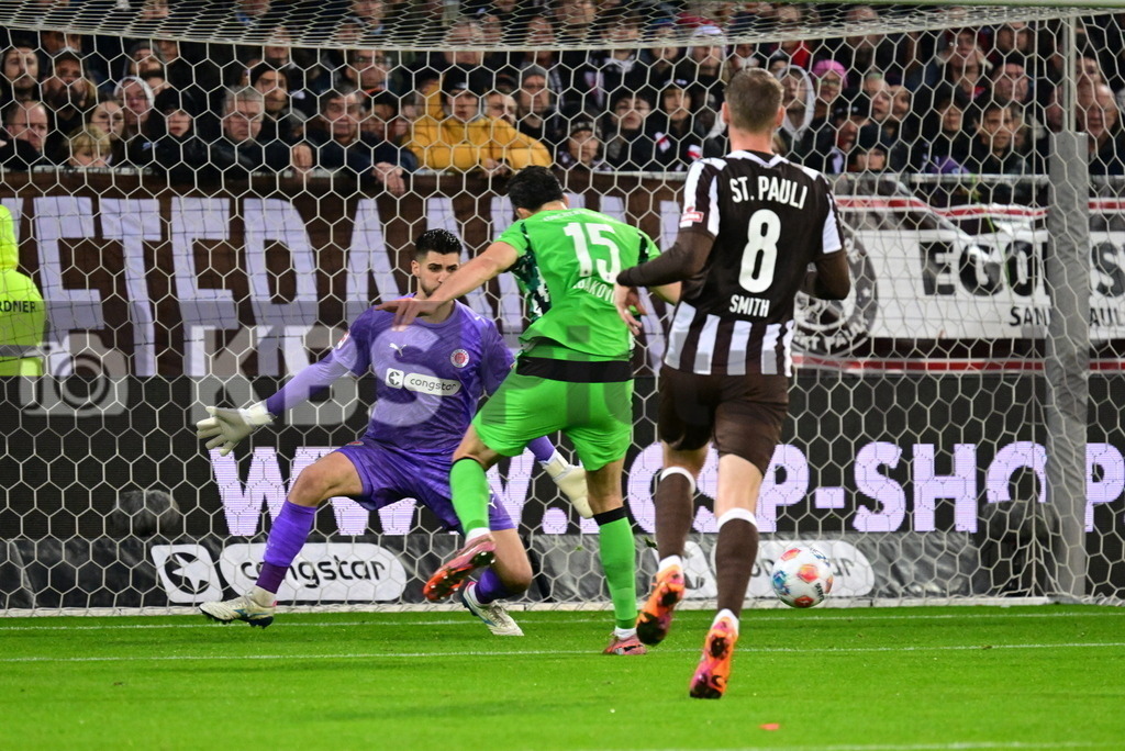KBS Picture_FCStPauli-Gladbach_007 | v.v. Smith Eric (St.Pauli) , Tabakovic Haris (Bor.Moenchengladbach) macht das 2:0 gegen Vasilj Nikola (St.Pauli) ,Sportplatz :  Millerntor Stadion, - Realisiert mit Pictrs.com
